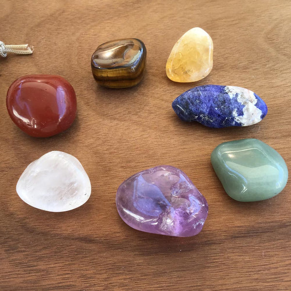 Chakra Crystal Healing 7 Tumbled Stone Set & Carry Pouch Clear Quartz, Amethyst, Green Aventurine, Sodalite, Citrine, Tiger's Eye, Red Jasper